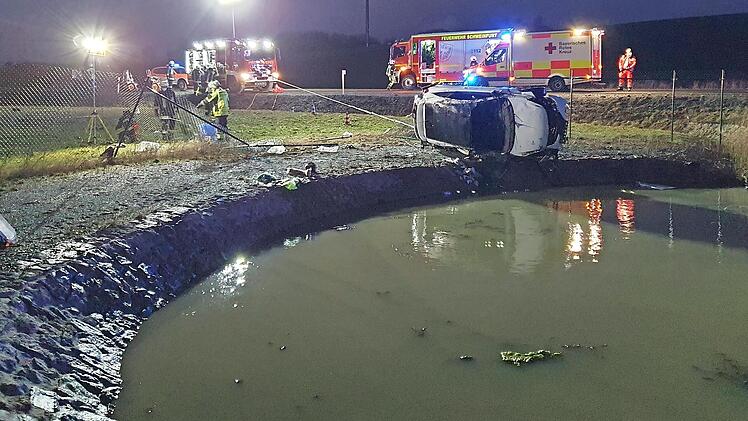 Eine Frau wurde bei einem schweren Verkehrsunfall bei Oerlenbach lebensgef&auml;hrlich verletzt. Ihr Pkw landete im R&uuml;ckhaltebecken.