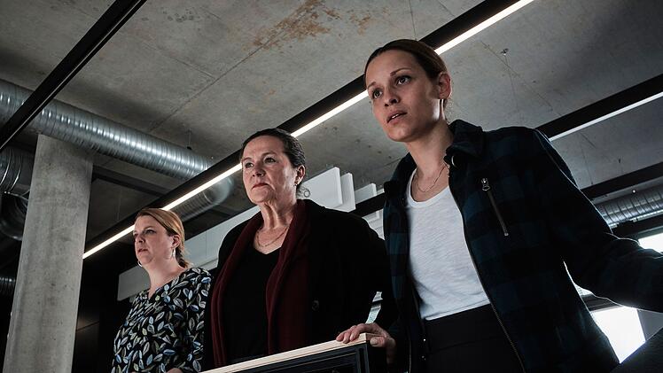 Das Team von der "OFA" in der Erfurter Zentrale: Sabine Limmer (Berit K&uuml;nnecke, links), Marion D&ouml;rner (Anne-Kathrin Gummich) und Annett Schuster (Kristin Suckow, rechts) warten angestrengt auf Ergebnisse ihrer Jagd auf einen Serienm&ouml;rder.