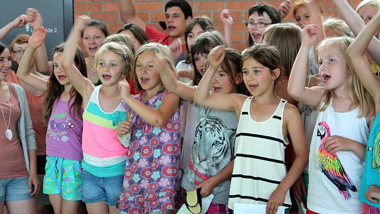 Gemeinsam singen macht ja so viel Spaß, besonders wenn die Proben hervorragend klappen. Beim Chor der Tiere fehlen nur noch die hübschen Kostüme für die Aufführungen. Foto: Pfannes