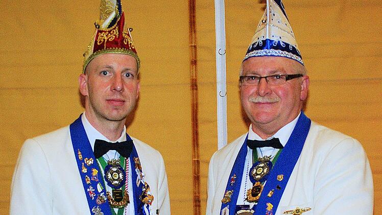 Für seine Verdienste um den Fasching erhielt Willi Sell (rechts) die Ehrensenator-Mütze von Präsident Jürgen Seit.