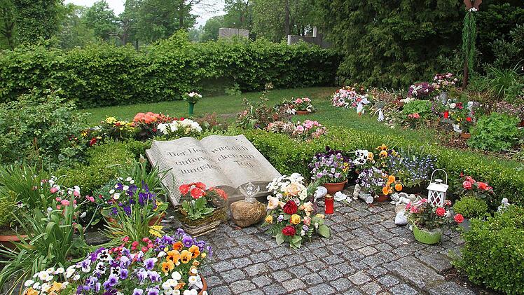 Auf dem anonymen Gräberfeld in Kulmbach ruht Christine Klose, die kurz vor ihrem 80. Geburtstag gestorben ist. Sie hat der Wallfahrtsbasilika in Marienweiher ihr gesamtes Vermögen vermacht - 500.000 Euro. Foto: Sonja Adam