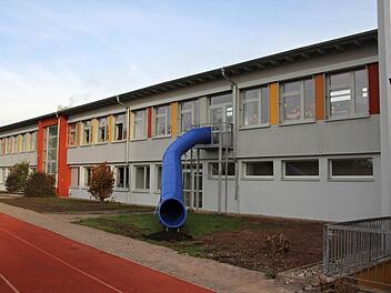 Stolz über das mit der energetischen Sanierung der Grundschule Untermerzbach (hier Rückansicht) Erreichte zeigte sich Bürgermeister Dietz bei der Bürgerversammlung, Die Investition habe sich rentiert, auch wenn die Gemeinde dadurch finanziell stark belastet wurde.  Foto: Helmut Will