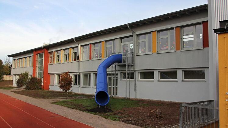 Stolz über das mit der energetischen Sanierung der Grundschule Untermerzbach (hier Rückansicht) Erreichte zeigte sich Bürgermeister Dietz bei der Bürgerversammlung, Die Investition habe sich rentiert, auch wenn die Gemeinde dadurch finanziell stark belastet wurde.  Foto: Helmut Will