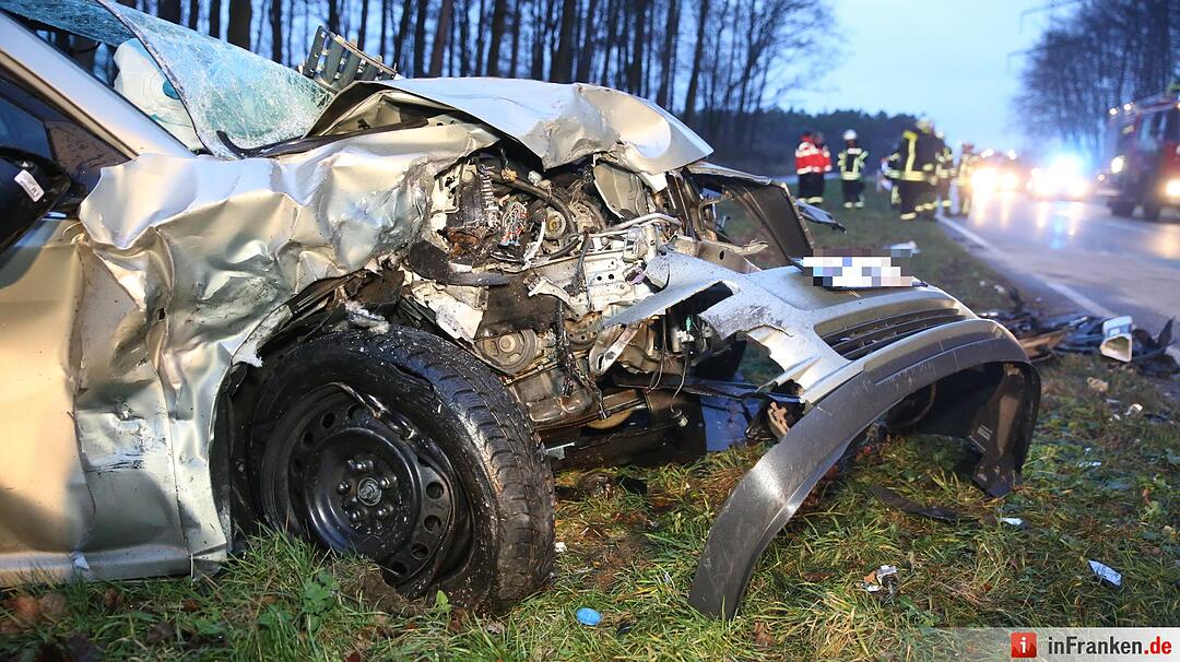 Zwei Schwerverletzte bei Frontalzusammenstoß auf der B14