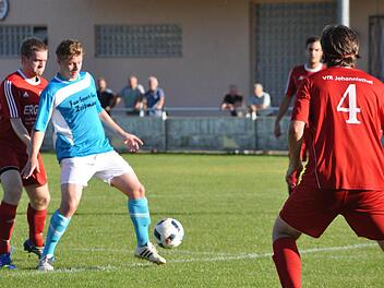 VfR Johannisthal II - SG Geh&uuml;lz/Kronach: G&auml;stespieler Maximilian Partheym&uuml;ller (blaues Trikot) wird bei der Ballannahme von Martin Simon gest&ouml;rt. Foto: Herbert Kalb