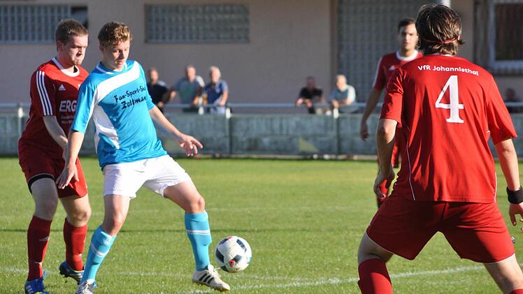 VfR Johannisthal II - SG Geh&uuml;lz/Kronach: G&auml;stespieler Maximilian Partheym&uuml;ller (blaues Trikot) wird bei der Ballannahme von Martin Simon gest&ouml;rt. Foto: Herbert Kalb
