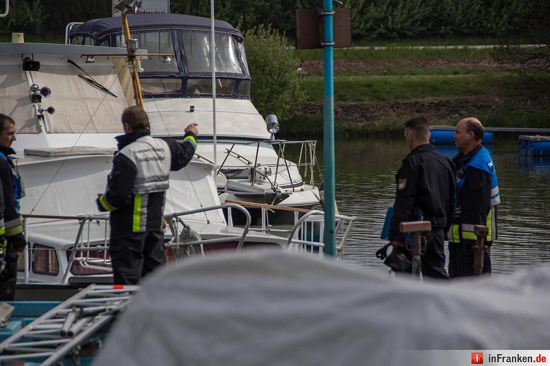 Diesel aus undichtem Bootstank verunreinigt das Wasser im Sportboothafen in Nürnberg