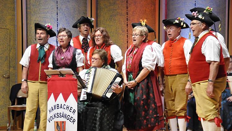 "So ein Schoppen Frankenwein sei eingefangener Sonnenschein" sangen die Hambacher Volkssänger. Peter Klopf