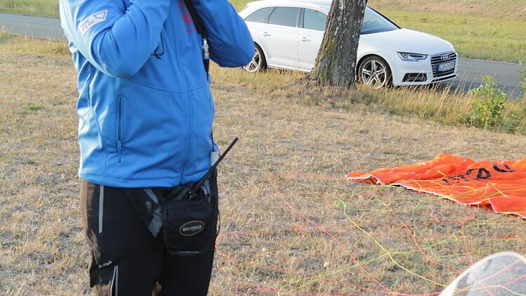 Lederhaube mit Sprechfunk und Windschutzkleidung: Der Kronacher Stefan Zipfel ist passionierter Flieger eines Motordrachens. Foto: Klaus Klaschka