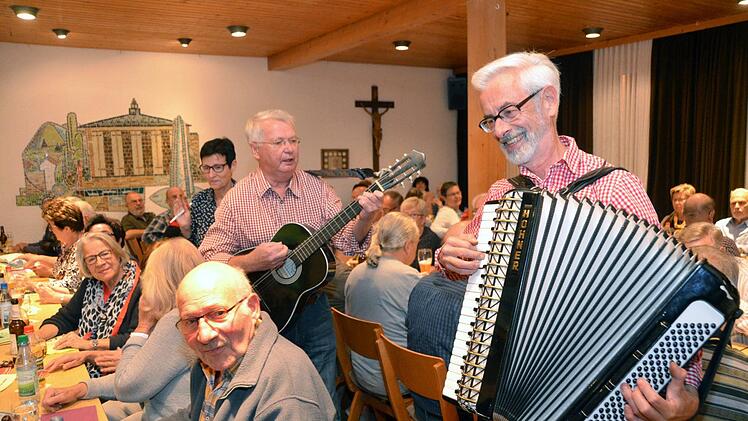 Beim "Wirtshaussingen" der Garitzer Kolpingfamilie musizierte das Kolping-Duo Clemens Behr (Gitarre) und Gerhard Hippeli (Akkordeon). Beide stammen aus dem Nachbarlandkreis Rhön-Grabfeld, der Gitarrist war ehemals Bürgermeister von Bad Königshofen und Gerhard Hippeli ist Vorsitzender der Kolpingfamilie Bad Neustadt.  Peter Rauch