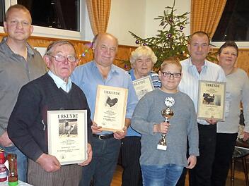 Die Züchter ehrten ihre Meister; von links Vorsitzender Markus Grosser, Erwin Winterstein, Werner Schmidt, Anneliese Renner, Lukas Grosser, Heinz Beetz und Zweite Vorsitzende Astrid Grosser. Foto: Bernd Bassing