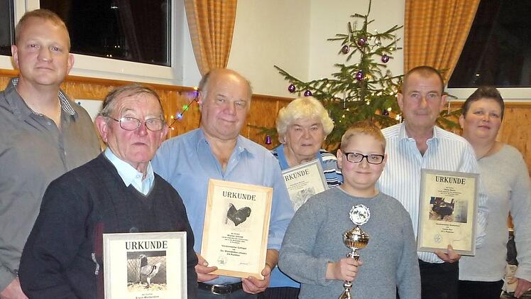 Die Züchter ehrten ihre Meister; von links Vorsitzender Markus Grosser, Erwin Winterstein, Werner Schmidt, Anneliese Renner, Lukas Grosser, Heinz Beetz und Zweite Vorsitzende Astrid Grosser. Foto: Bernd Bassing