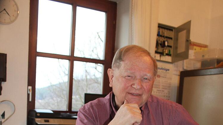 Manfred Sesselmann hat mehrere Aktenordner voller Anwaltsschreiben. Seit 2011 steht er mit der Stadt Kulmbach in regem Austausch, weil immer wieder Wasser in seine Geschäftsräume eindringt. Sonny Adam