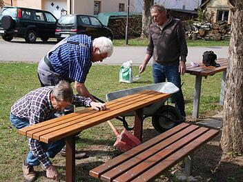 Walter Arnold, Alfred Eckert und Longin Farrenkopf (von links) betonieren ihre neuste Sitzgruppe ein. Thomas Malz