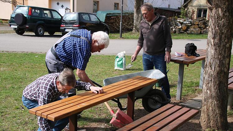 Walter Arnold, Alfred Eckert und Longin Farrenkopf (von links) betonieren ihre neuste Sitzgruppe ein. Thomas Malz