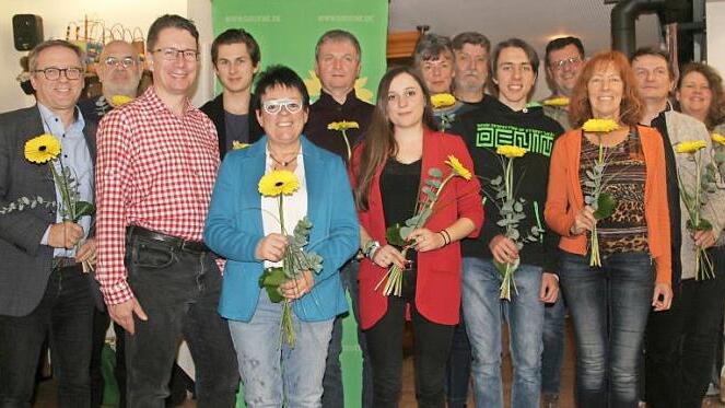 Christiane Kolbet (5. v. l.) ist die Spitzenkandidatin der Weisendorfer Grünen. Foto: Sylvia Hubele