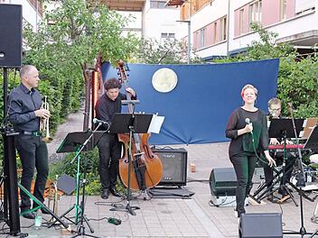 Sängerin Heike Schmitt und ihre Mitstreiter beim Auftritt Foto: p