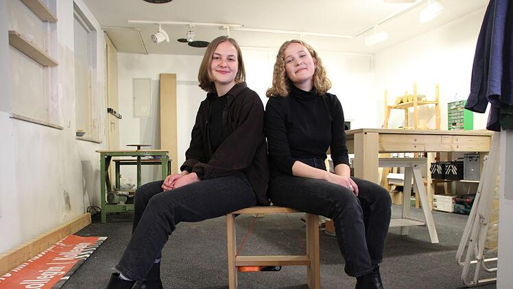 Karoline Heß (links) und Cara Domscheit fühlen sich wohl in ihrer Werkstatt im Lohgraben - und sitzen bequem auf ihrem selber ausgetüftelten  Hocker "Loh 14".