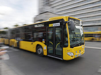 Berlin: Krankenwagen kracht mit Blaulicht in Linienbus - 16 Menschen bei "schrecklichem Unfall" teils schwer verletzt
