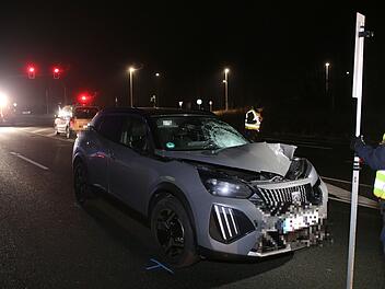 Tödlicher Verkehrsunfall: Frau auf Bundesstraße von Auto erfasst Tödlicher Verkehrsunfall: Frau auf Bundesstraße von Auto erfasst