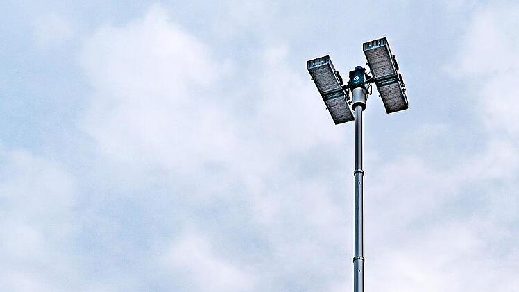 Die neue 100 kVA-Netzersatzanlage f&uuml;gt auch &uuml;ber einen Lichtmast. Karoline K&ouml;tter