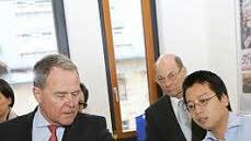 Long Ngyuen zeigt die berührungssensible Dunstabzugshaube.