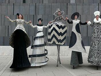 Als Publikumslotsen begleiten "Die Stelzer" die Besucher bei den "Wandelkonzerten à la carte", die am 19. Juli im Schlosspark stattfinden. Foto: PR