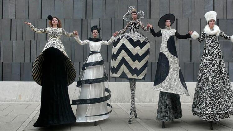 Als Publikumslotsen begleiten "Die Stelzer" die Besucher bei den "Wandelkonzerten à la carte", die am 19. Juli im Schlosspark stattfinden. Foto: PR