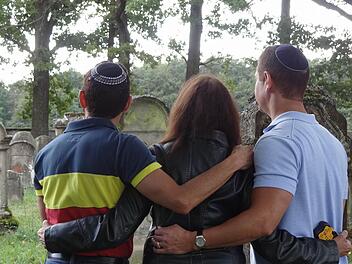 Die Nachfahren der jüdischen Familie Fichtelberger gedenken auf dem Friedhof in Ermershausen ihrer Vorfahren. Fotos: Johanna Eckert
