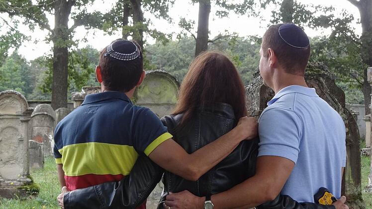 Die Nachfahren der jüdischen Familie Fichtelberger gedenken auf dem Friedhof in Ermershausen ihrer Vorfahren. Fotos: Johanna Eckert