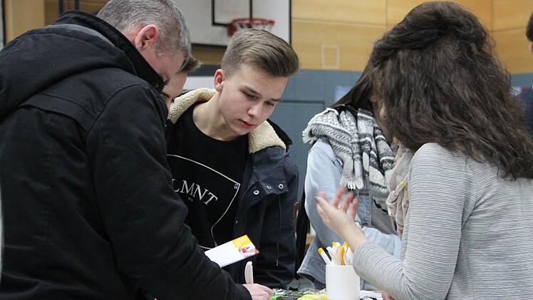 Auch Eltern waren bei der Studien- und Berufsbörse anwesend. Foto: Sarah Stieranka