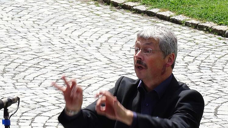 Unter der Leitung von Sigurd Knopp sang der SMS-Chor Ludwigsstadt das Luther-Oratorium von Siegfried Fietz auf der Veste. Foto: Jochen Berger