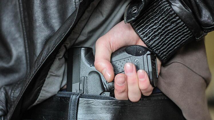 Ein Anwohner hat der Polizei am Samstagmittag vier Personen mit Schusswaffen in einer Grünanlage am Oberen Bogenweg in Würzburg  gemeldet.   Symbolfoto: Christopher Schulz