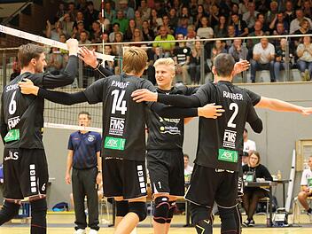 Prima Kulisse, jubelnde Spieler: Zum Saisonauftakt besiegten die Hammelburg Volleys den Aufsteiger TSV Mimmenhausen.Sebastian Schmitt