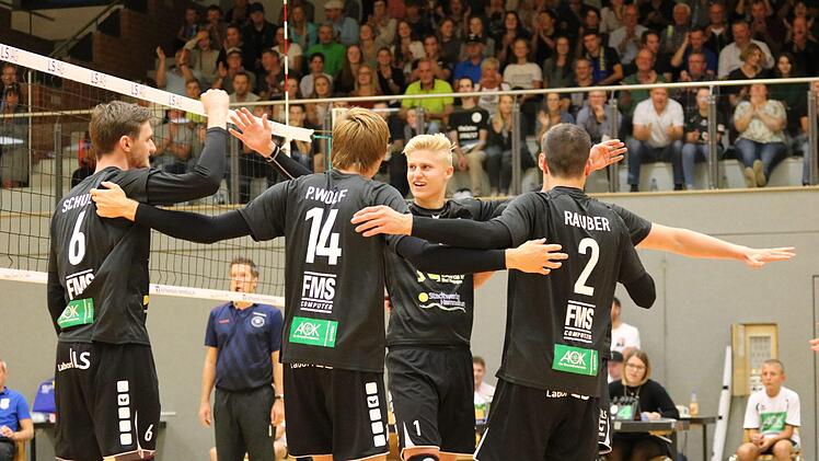 Prima Kulisse, jubelnde Spieler: Zum Saisonauftakt besiegten die Hammelburg Volleys den Aufsteiger TSV Mimmenhausen.Sebastian Schmitt