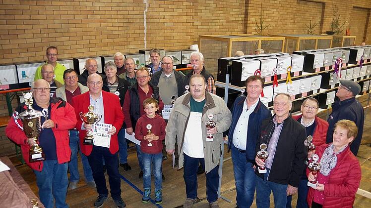 Die Ziervögelzüchter kürten ihre Meister. Das Bild zeigt die Pokalgewinner mit Bürgermeister Hans-Peter Laschka (Vierter von rechts) Heike Schülein