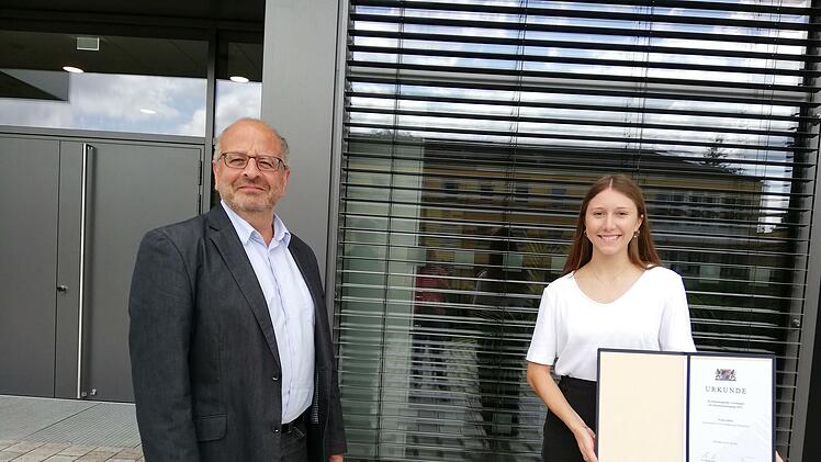 Mit einem Strahlen präsentiert Selina Hehn die Urkunde des Kultusministeriums dem BBZ-Schulleiter Georg Gißler. Foto: Heike Beudert