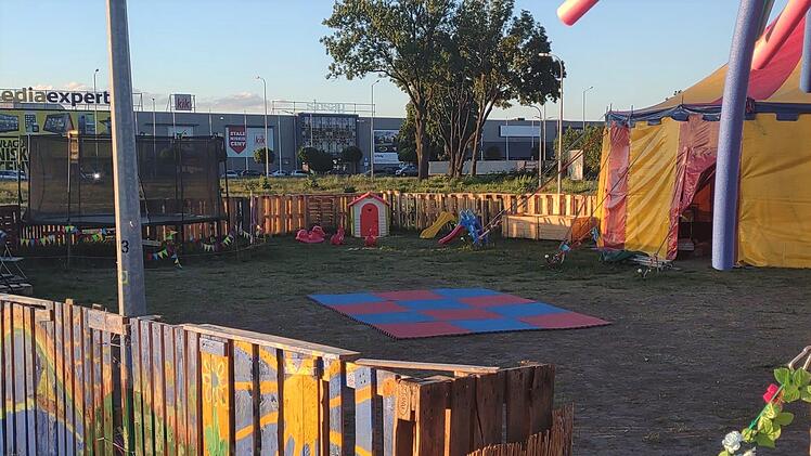Einen Spielplatz für ankommende Kinder unterstützen auch die Bad Brückenauer Helfer. Foto: Dirk Stumpe