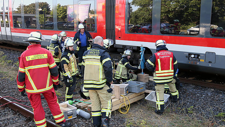 04.09.2022 - Elsenfeld - Bahnunfall - Mann ins Gleisbett gestür