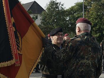 Bei einem Appell übergab Oberst Jürgen Steinberger (Mitte), scheidender Leiter des Gefechtssimulationszentrums in Wildflecken, die Truppenfahne an Brigadegeneral Heinz Feldmann. Das Ausbildungszentrum änderte seine Ausrichtung erst kürzlich dramat...
