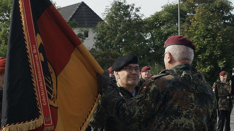 Bei einem Appell übergab Oberst Jürgen Steinberger (Mitte), scheidender Leiter des Gefechtssimulationszentrums in Wildflecken, die Truppenfahne an Brigadegeneral Heinz Feldmann. Das Ausbildungszentrum änderte seine Ausrichtung erst kürzlich dramat...