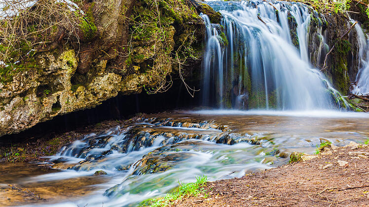 Der Untere Harnbacher Wasserfall im Pegnitztal nahe Rupprechtstegen zählt zu einem Geheimtipp unter den Ausflugszielen der Region.