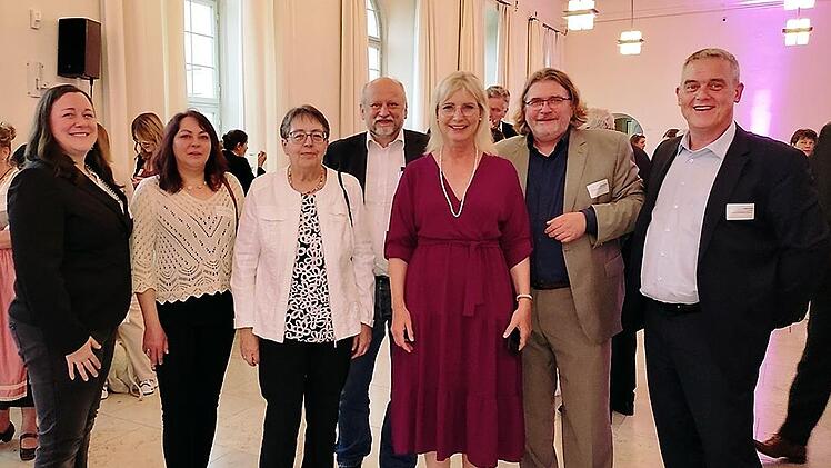 Romy Eberlein (Seniorenplanung, Landkreis Forchheim), Carmen Sörgel, Irmgard Ginzel, Ernst Strian, Jürgen Bernad und Horst Franke vom Verein „Kunreuth – Hier lässt sich’s leben“ kamen ins Gespräch mit Bayerns Sozialministerin Ulrike Scharf (Mitte).