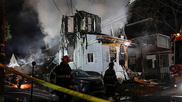 Sch&uuml;sse und Haus in Flammen