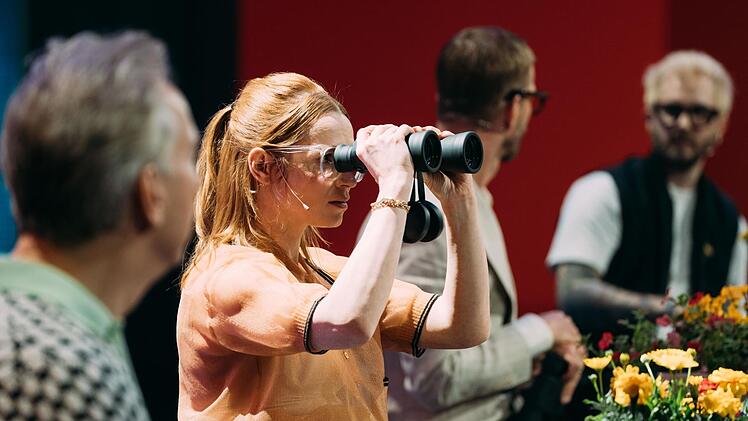 Karoline Herfurth such Perückenträger im Publikum.