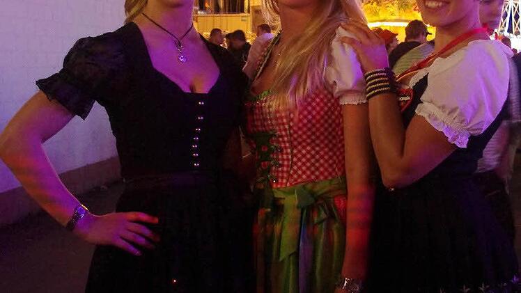 Paula, Johanna und Ola (von links) posen auf dem Schützenfestplatz.
