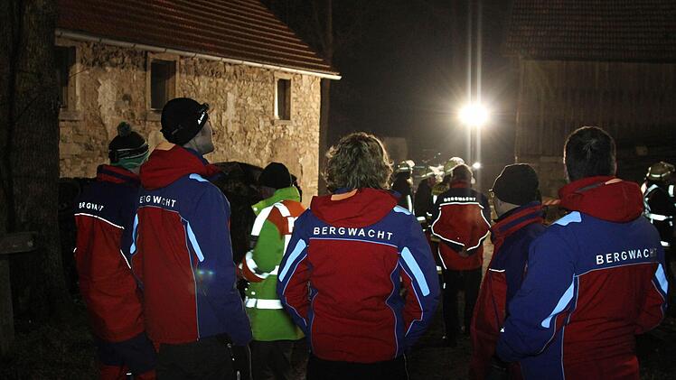 Der Fahrer wurde nach dem Unfall gesucht, aber erst am Bahnhof in Hof aufgegriffen und festgenommen.