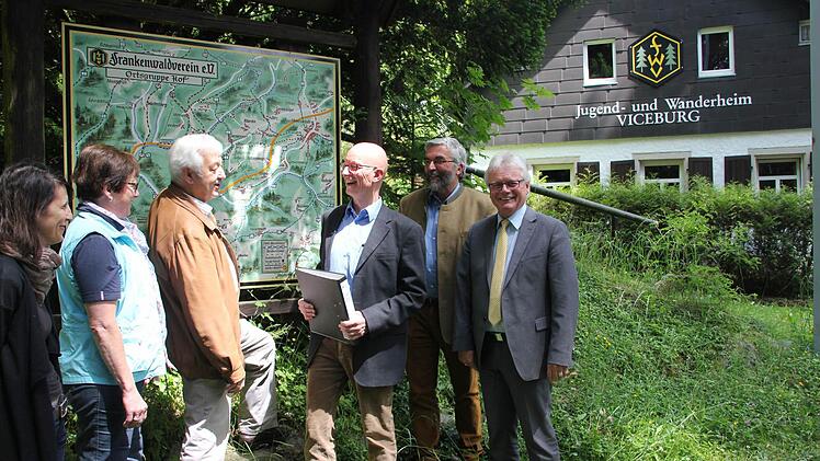 "Da ist die Viceburg auf der Wanderkarte", zeigt Frankenwaldverein-Hauptvorsitzender Robert Strobel (3. v.l.). Mit im Bild (von links): Manuela Wich, die das Wanderheim betreut, Frankenwaldverein-Geschäftsführerin Marlene Roßner, Gerhard Müller vom Forstbetrieb Nordhalben, Peter Hagemann vom Forstbetrieb Rothenkirchen und Zweiter Frankenwaldverein-Vorsitzender und Bürgermeister Dieter Frank.  Foto: Friedwald Schedel