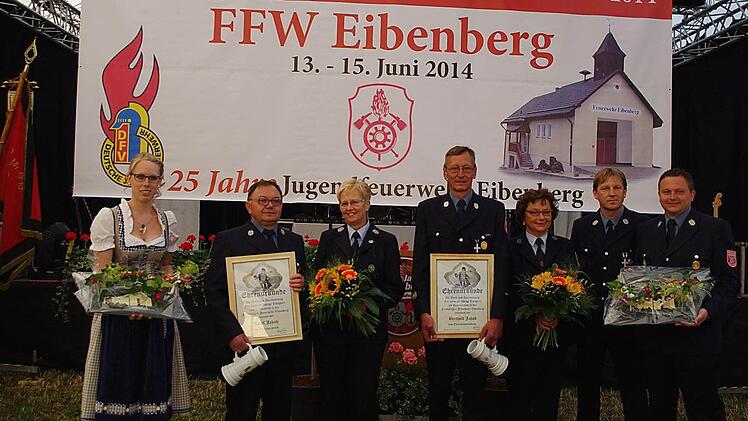 Die Feuerwehr Eibenberg freut sich über zwei neue Ehrenmitglieder. Das Bild zeigt (von links): Anna Jakob, Ehrenvorsitzenden Josef Jakob, Petra Jakob, Ehrenkommandant Berthold Jakob, Helga Jakob, Zweiten Vorsitzenden Gerwin Zwosta, Matthias Jakob.
