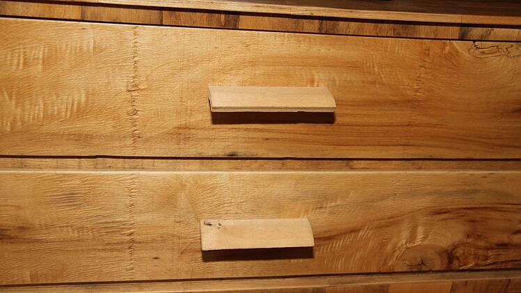 Die Griffe der Kommode sind aus Furnierholz zusammengeleimt und gebogen - einfach über eine Flasche gewickelt. Foto: Sonja Adam